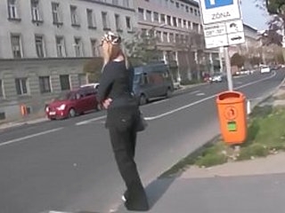 Сексуальная блондинка-шлюшка на улице. Я следил за ней со своей шпионской камерой, после того как я ее снял, она тренирует свою шлюшку в строгом веревочном бондаже. Часть 1.